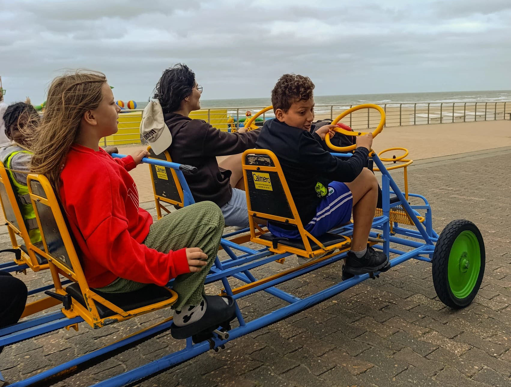 Les enfants de l'école de devoirs de La Place en voyage à la mer (Coxyde)
