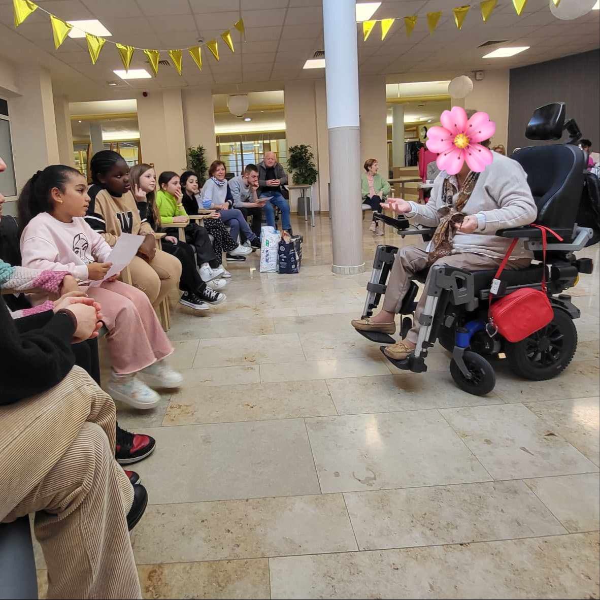 Les enfants de l'école des devoirs La Place rencontrent les résidents de la Maison Saint-Joseph