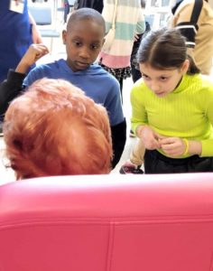Les enfants de l'école des devoirs La Place rencontrent les résidents de la Maison Saint-Joseph