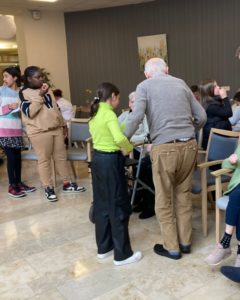 Les enfants de l'école des devoirs La Place rencontrent les résidents de la Maison Saint-Joseph