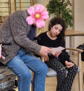 Les enfants de l'école des devoirs La Place rencontrent les résidents de la Maison Saint-Joseph