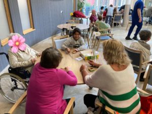 Les enfants de l'école des devoirs La Place jouent avec les résidents de la Maison Saint-Joseph