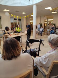 Maïlli, Fatiha, Jouly et Inès jouent leur spectacle