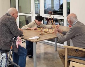 Les enfants de l'école des devoirs La Place jouent avec les résidents de la Maison Saint-Joseph