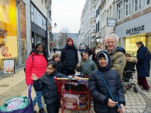 Les enfants de l'école de devoirs La Place rencontrent et aident des personnes sans-abris