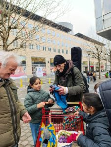 Les enfants de l'école de devoirs La Place rencontrent et aident des personnes sans-abris