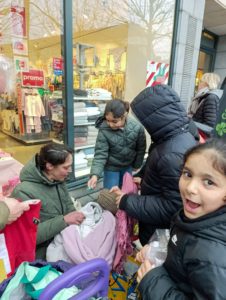 Les enfants de l'école de devoirs La Place rencontrent et aident des personnes sans-abris