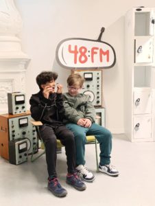 Les enfants de l'école de devoirs La Place passent à la radio