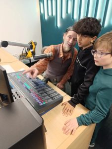 Les enfants de l'école de devoirs La Place passent à la radio