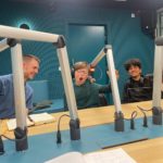 Les enfants de l'école de devoirs La Place passent à la radio