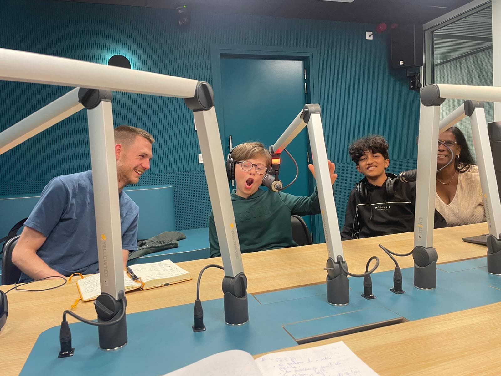 Les enfants de l'école de devoirs La Place passent à la radio