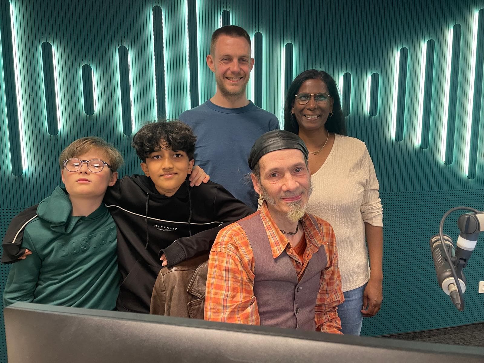 Les enfants de l'école de devoirs La Place passent à la radio