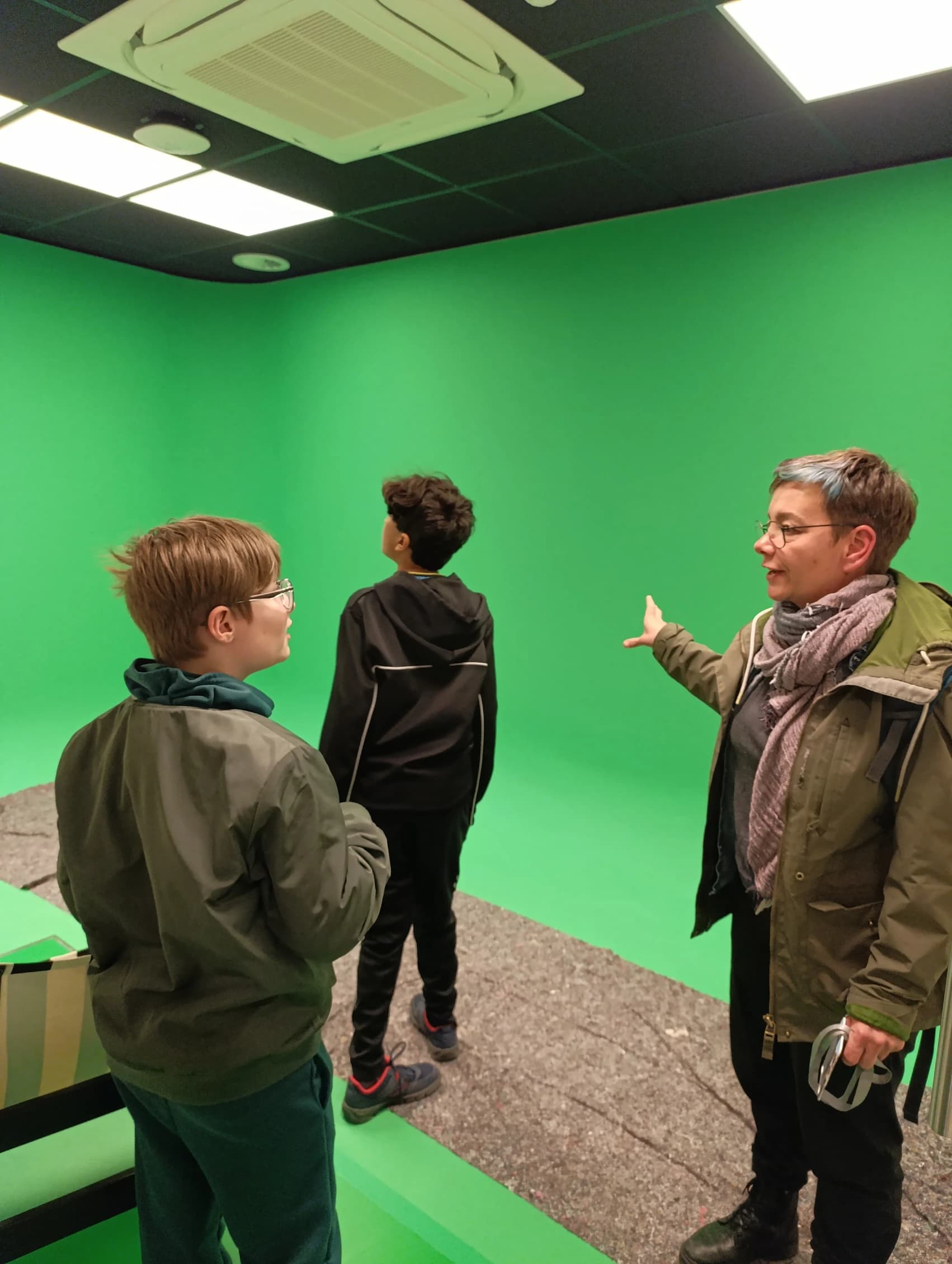 Les enfants de l'école de devoirs La Place passent à la radio