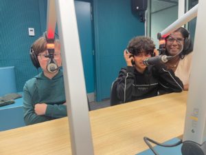 Les enfants de l'école de devoirs La Place passent à la radio