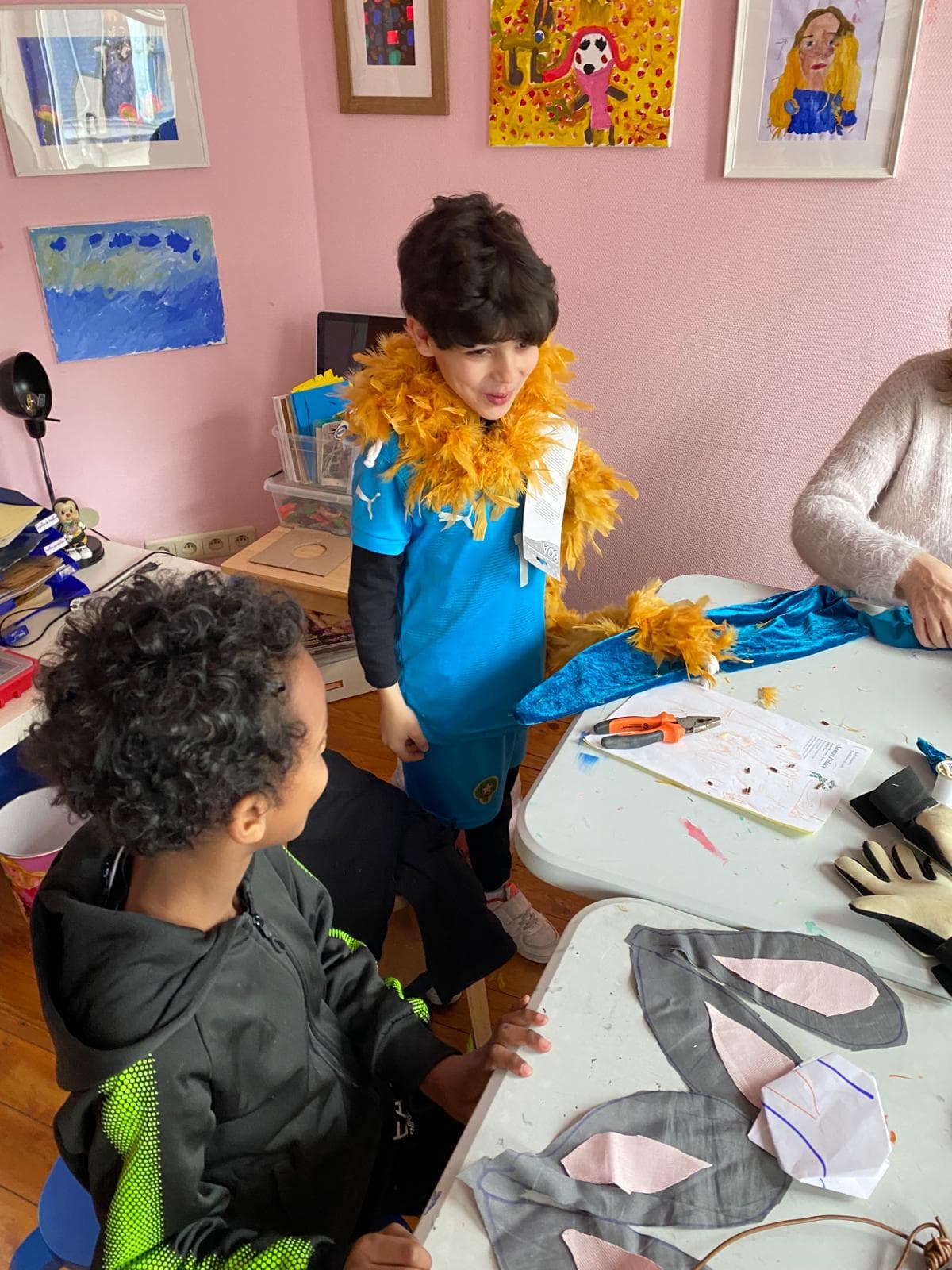 Les enfants de l'école de devoirs La Place préparent le carnaval
