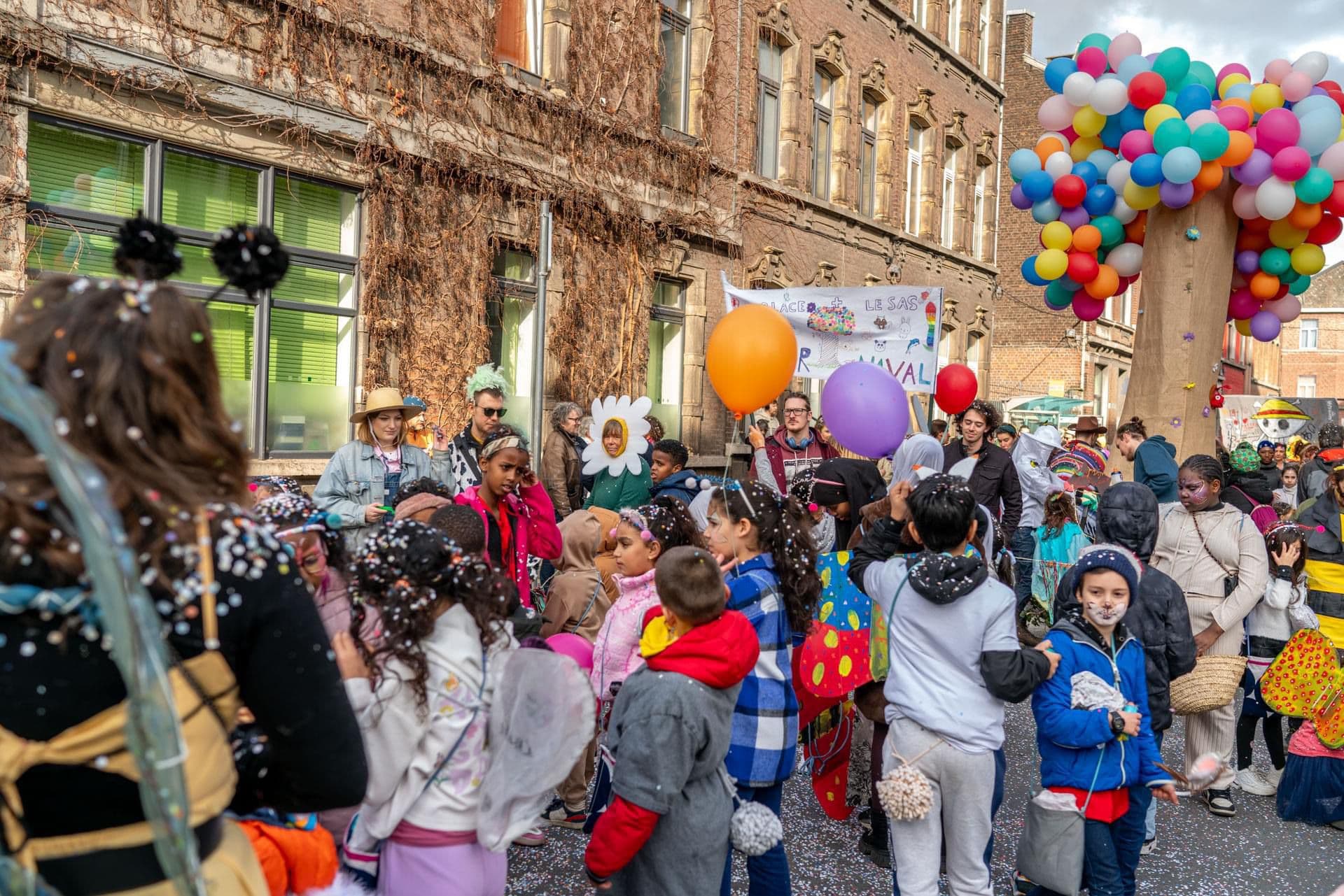 Cortège de carnaval des enfants de l'école de devoirs La Place
