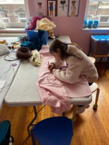 Les enfants de l'école de devoirs La Place préparent le carnaval