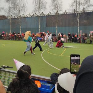 Capture du méchant Miniss’ Hiver par les enfants de l'école de devoirs La Place