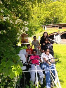 Les enfants de l'école de devoirs La Place en stage nature au printemps 2025