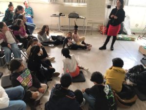 Les enfants de l'école de devoirs La Place assistent à la création d'une pièce de théâtre