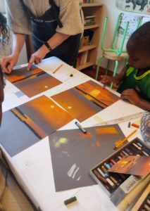 Les enfants de l'école de devoirs La Place à l'atelier de peinture sur meubles