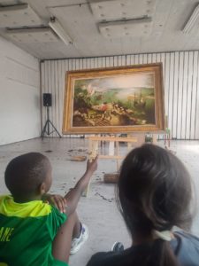 Les enfants de l'école de devoirs La Place assistent à la création d'une pièce de théâtre