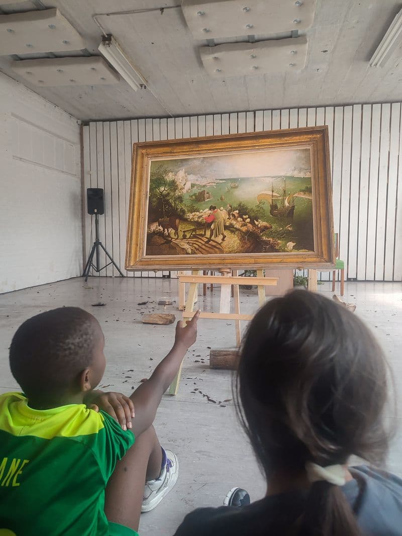 Les enfants de l'école de devoirs La Place assistent à la création d'une pièce de théâtre