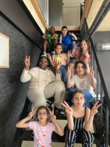 Les enfants de l'école de devoirs La Place assistent à la création d'une pièce de théâtre