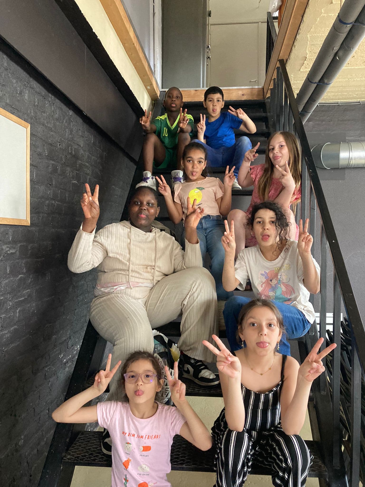 Les enfants de l'école de devoirs La Place assistent à la création d'une pièce de théâtre