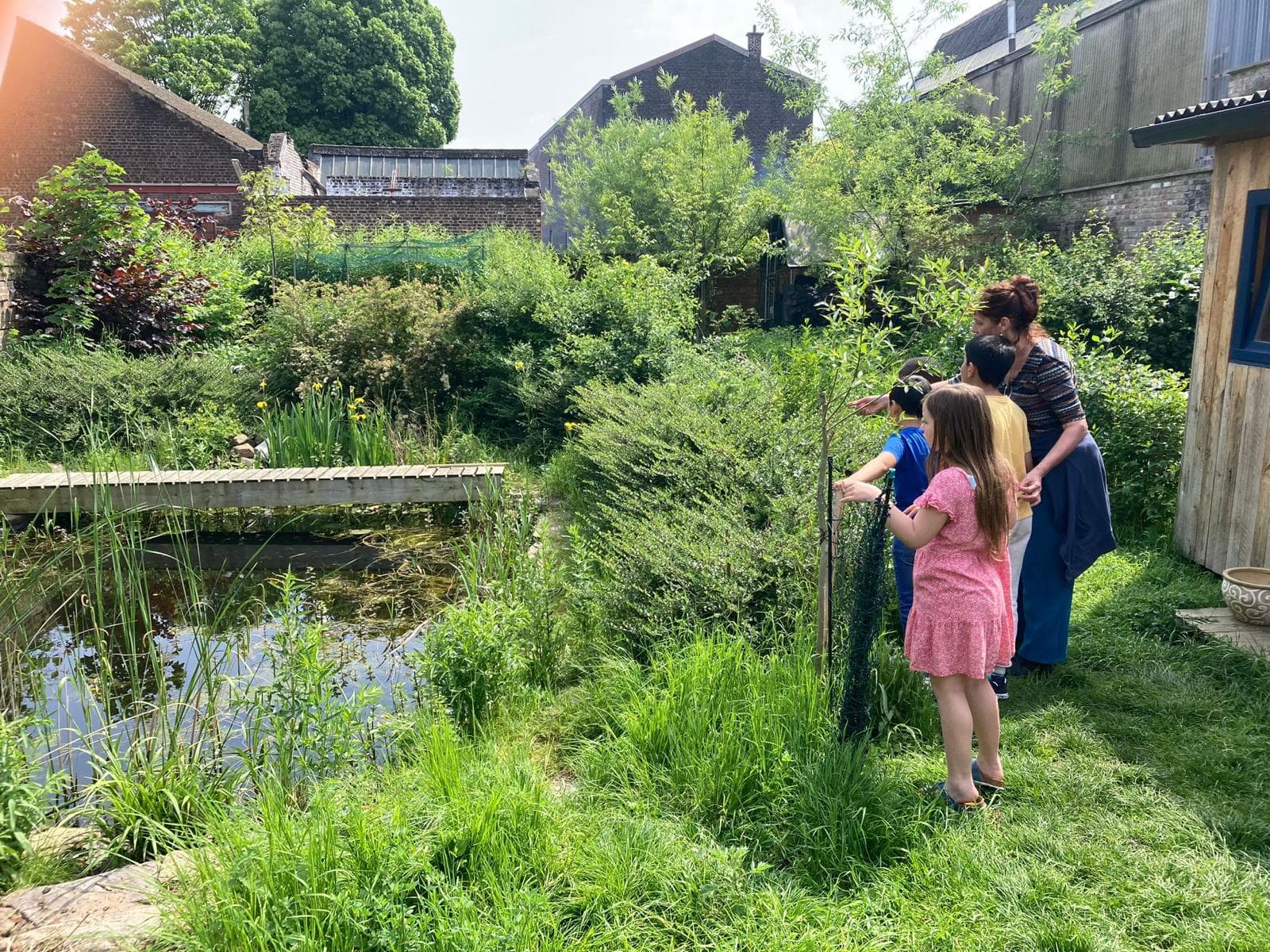 Les enfants de l'école de devoirs La Place découvrent le Jardin du Corridor