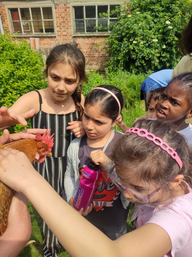 Les enfants de l'école de devoirs La Place découvrent le Jardin du Corridor