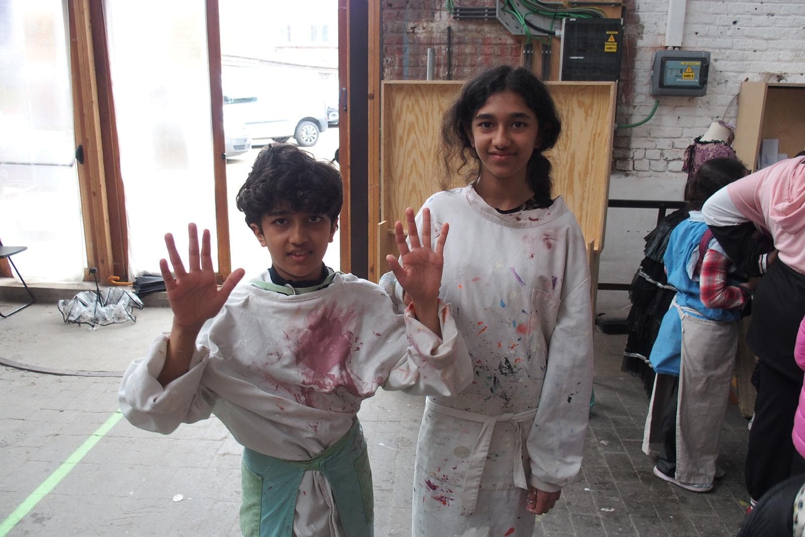 Les enfants de l'école de devoirs La Place à l'atelier de peinture sur meubles