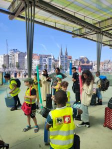 Les enfants de l'école de devoirs La Place en voyage à la mer