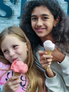Les enfants de l'école de devoirs La Place en voyage à la mer