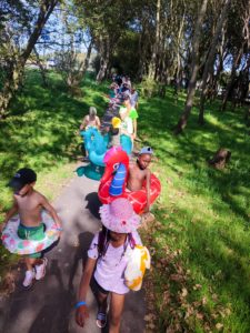 Les enfants de l'école de devoirs La Place en voyage à la mer