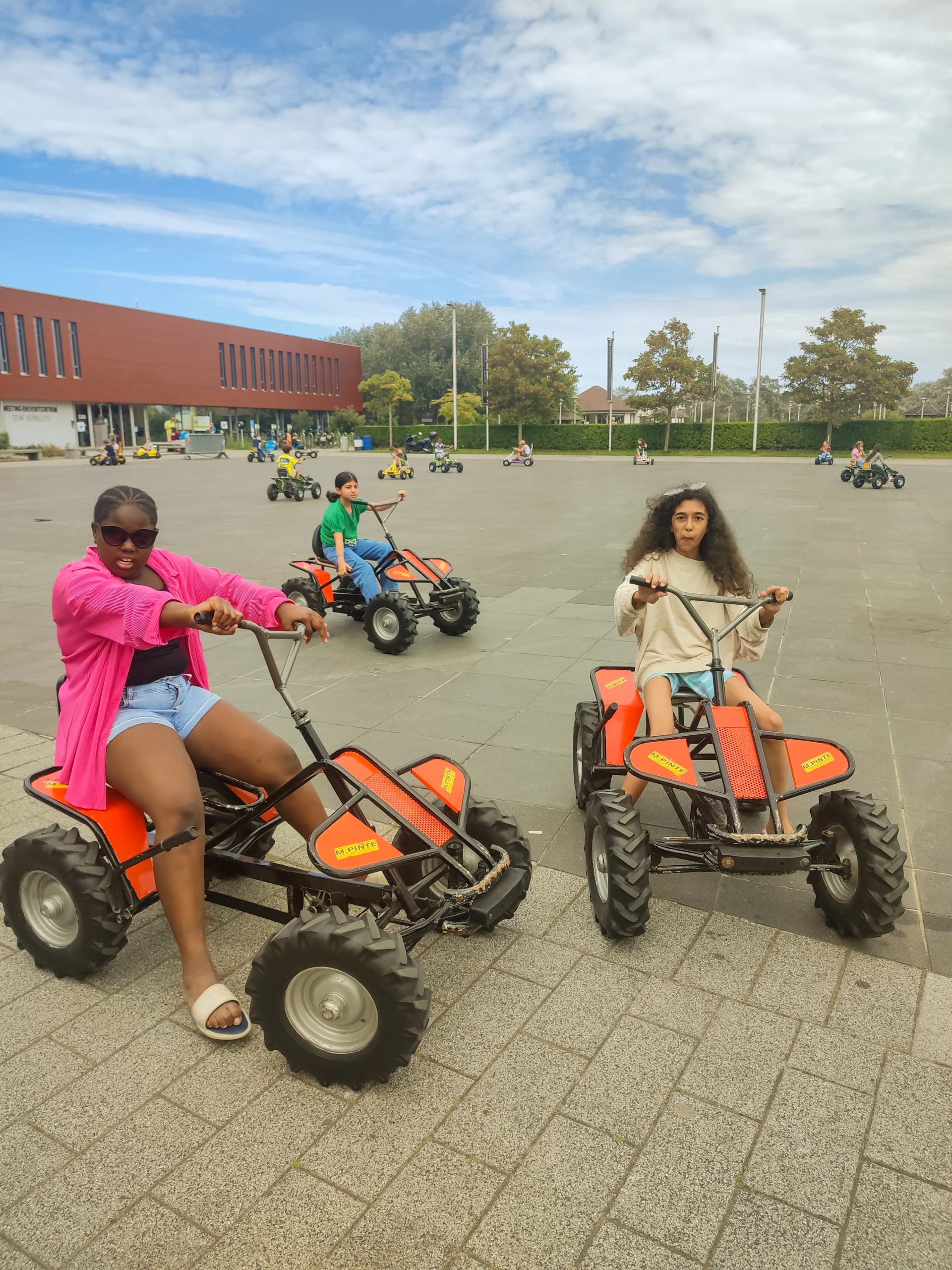 Les enfants de l'école de devoirs La Place en voyage à la mer