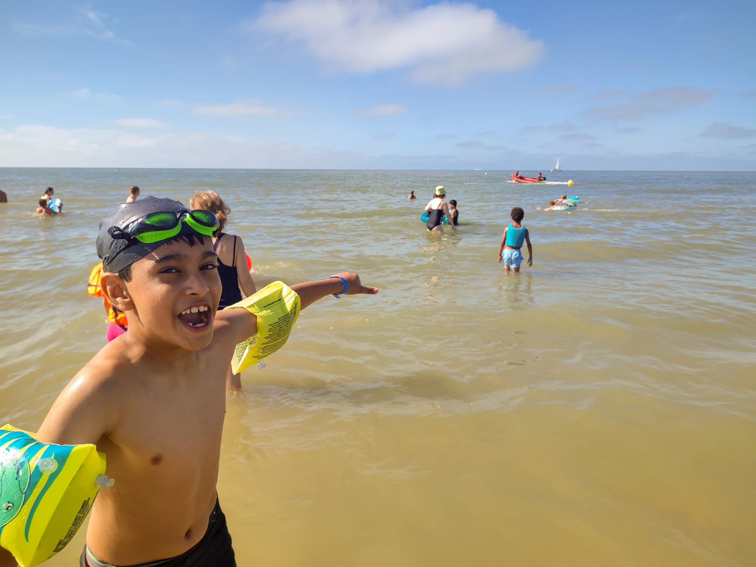 Les enfants de l'école de devoirs La Place en voyage à la mer