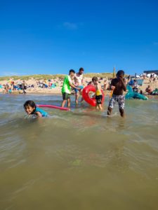 Les enfants de l'école de devoirs La Place en voyage à la mer