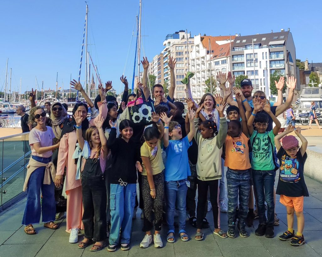 Les enfants de l'école de devoirs La Place en voyage à la mer
