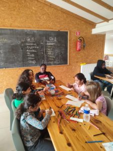 Les enfants de l'école de devoirs La Place en voyage à la mer