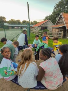 Les enfants de l'école de devoirs La Place en voyage à la mer