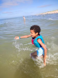 Les enfants de l'école de devoirs La Place en voyage à la mer