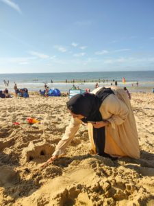 Les enfants de l'école de devoirs La Place en voyage à la mer