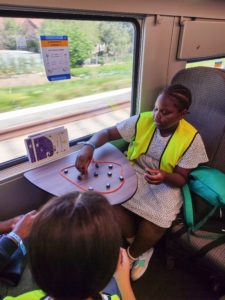 Les enfants de l'école de devoirs La Place en voyage à la mer
