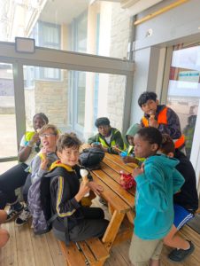 Les enfants de l'école de devoirs de La Place en voyage à la mer (Coxyde)
