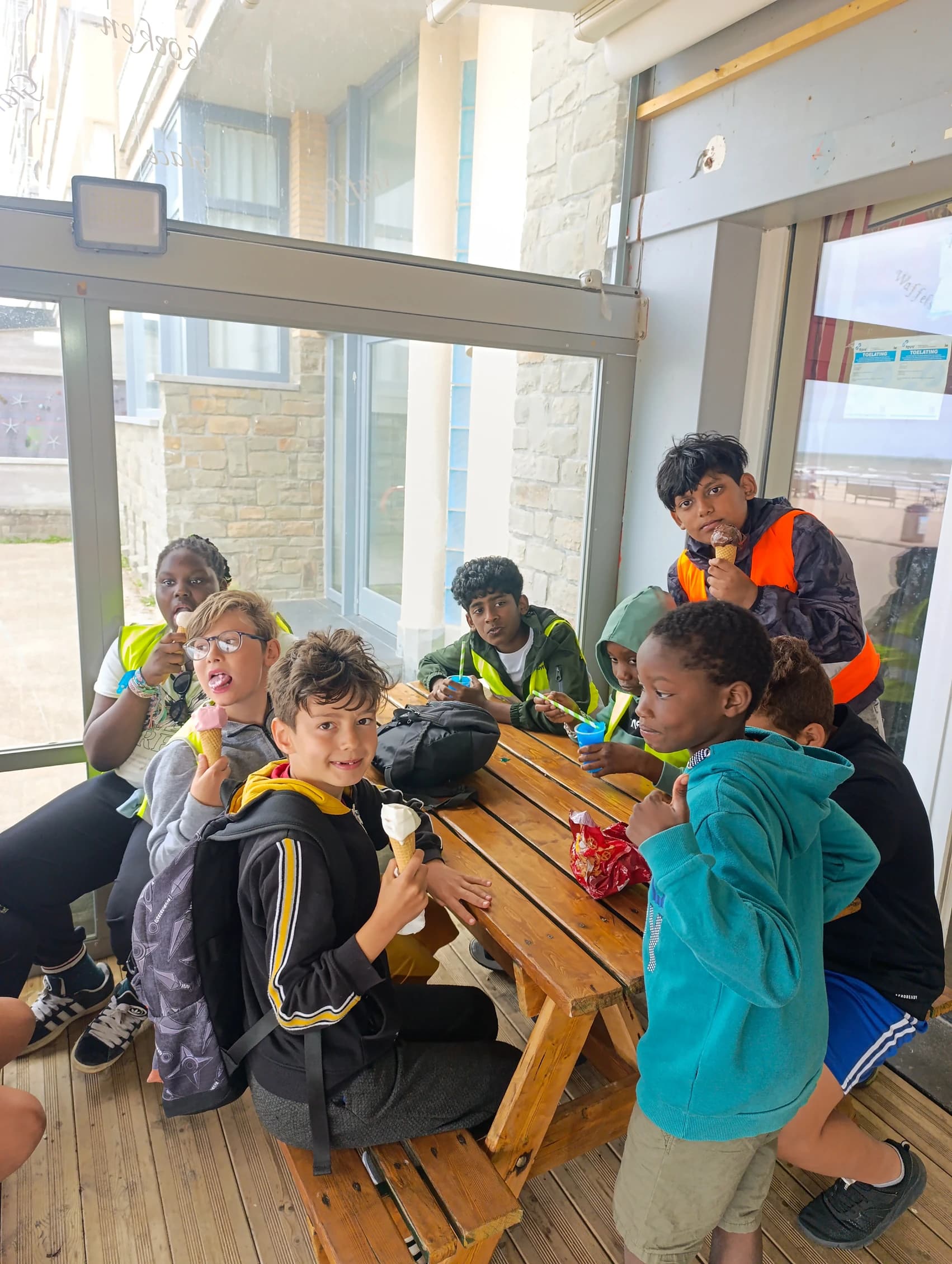 Les enfants de l'école de devoirs de La Place en voyage à la mer (Coxyde)
