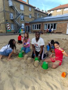 Les enfants de l'école de devoirs de La Place en voyage à la mer (Coxyde)