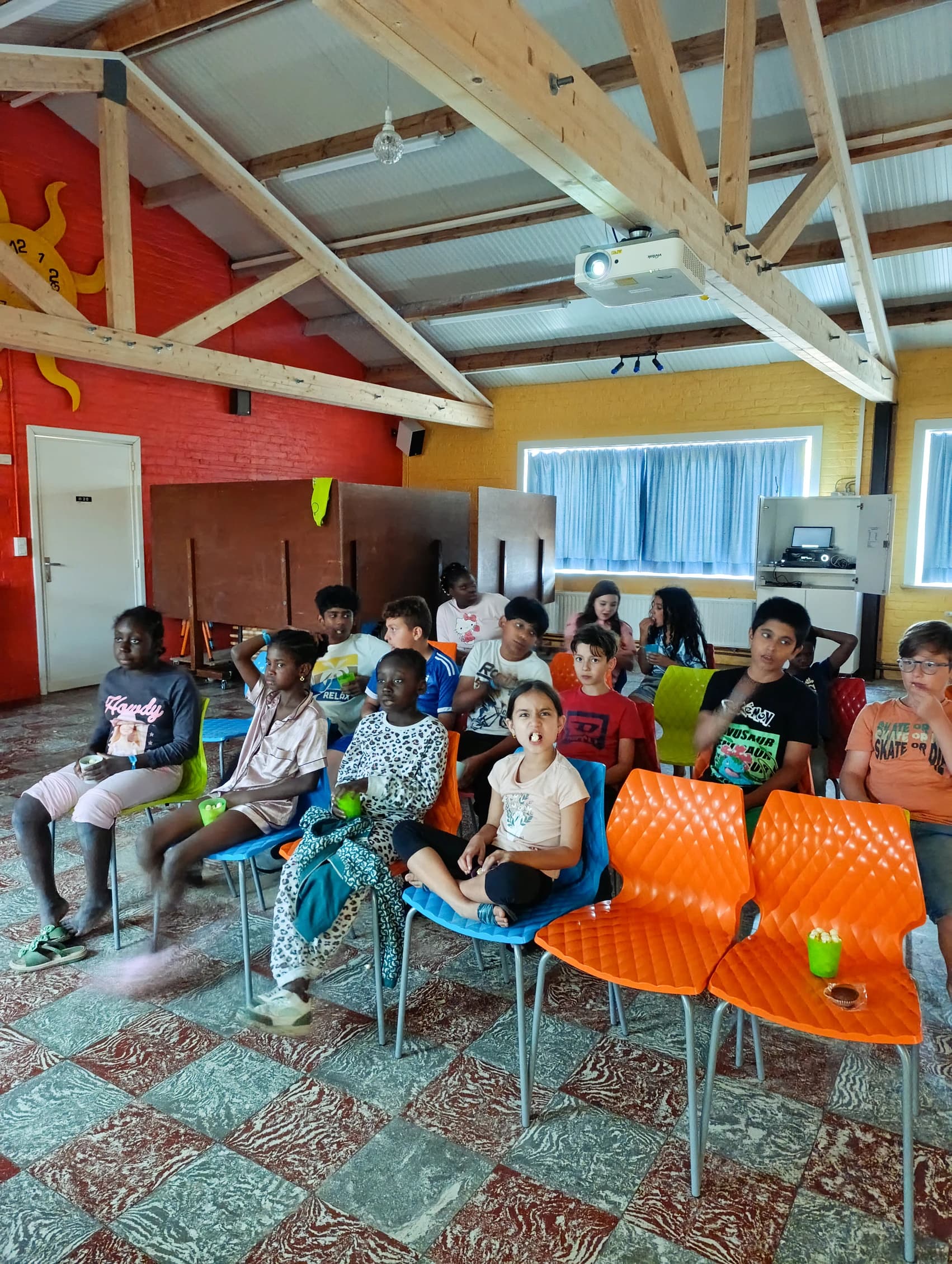 Les enfants de l'école de devoirs de La Place en voyage à la mer (Coxyde)