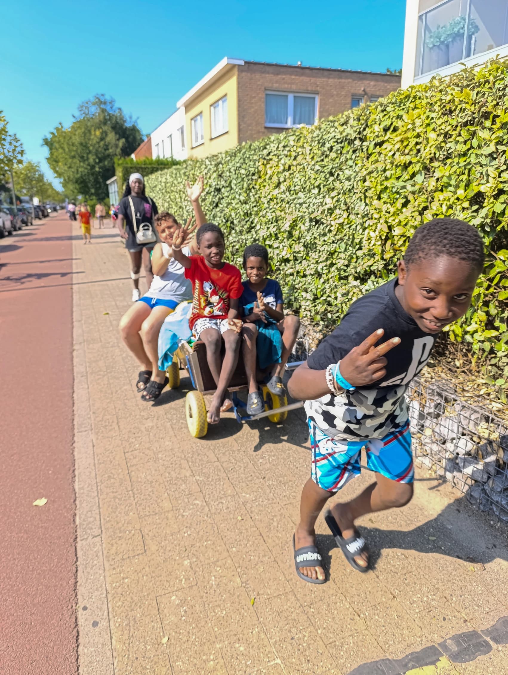 Les enfants de l'école de devoirs de La Place en voyage à la mer (Coxyde)