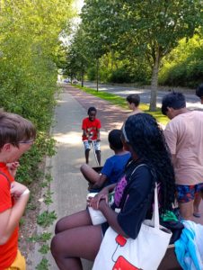 Les enfants de l'école de devoirs de La Place en voyage à la mer (Coxyde)